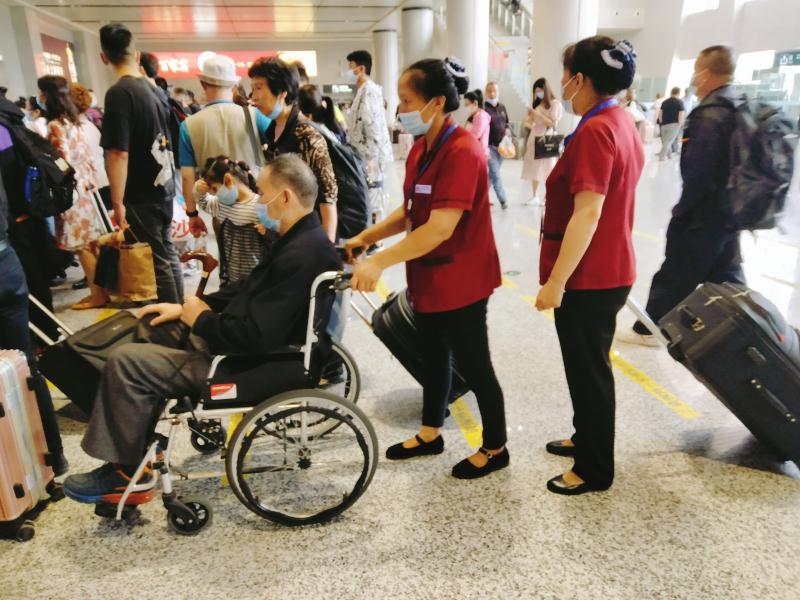 他们总是伸出友爱之手，助人并且以之为乐....