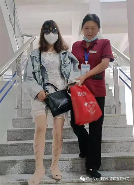 助人为乐，他们像花儿绽放在八月！