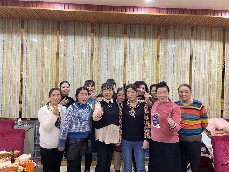 艾尔佳物业全体员工喜迎新春，团年聚餐发放春节福利