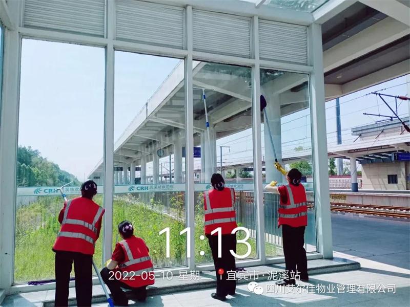 助人为乐学雷锋，拾金不昧暖人心