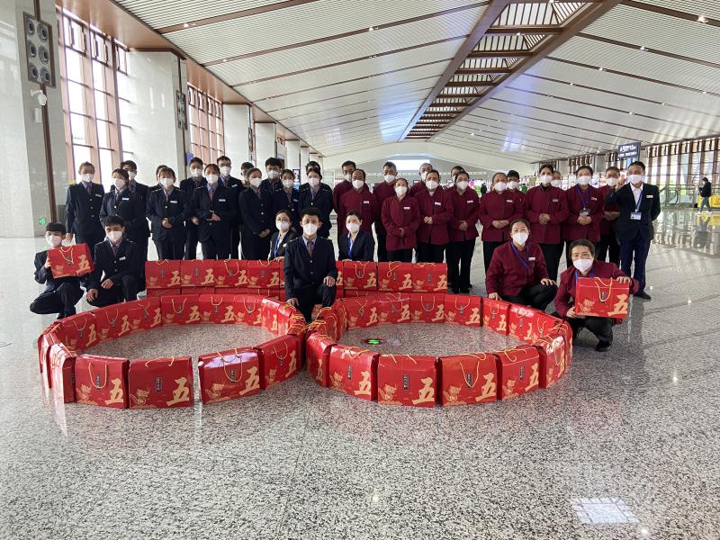 夏色倚青艾，粽香礼佳人